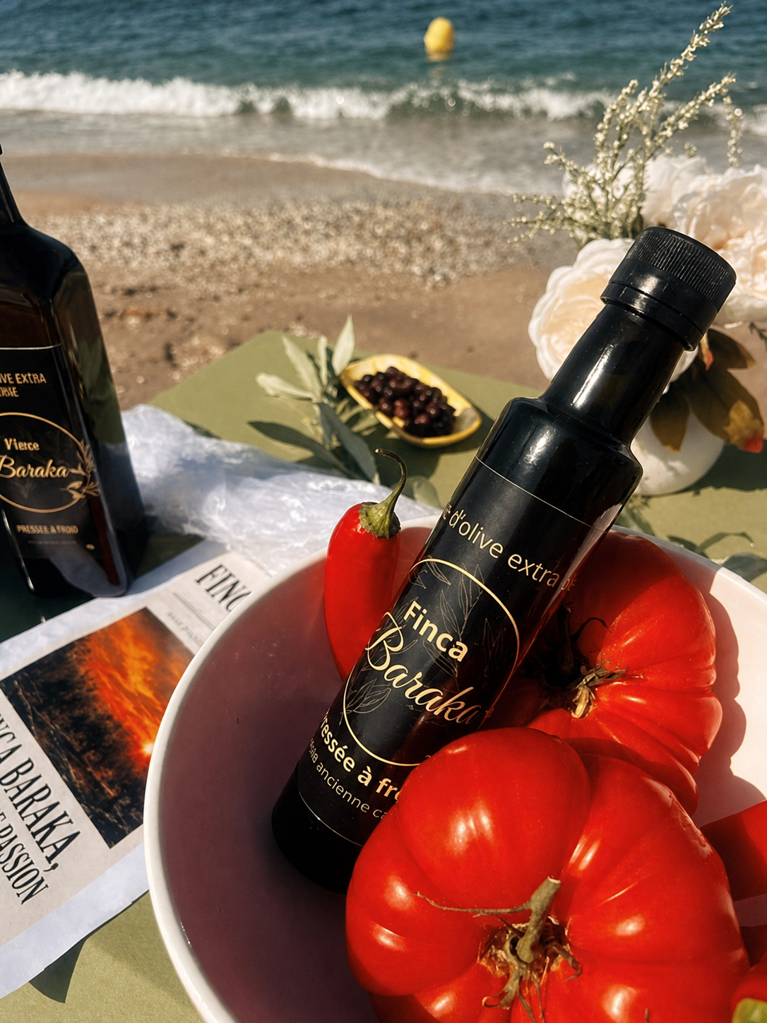 Huile d'olive et tomates au bord de la Méditerranée